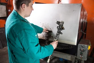 Pracownik przy stanowisku czyszczenia